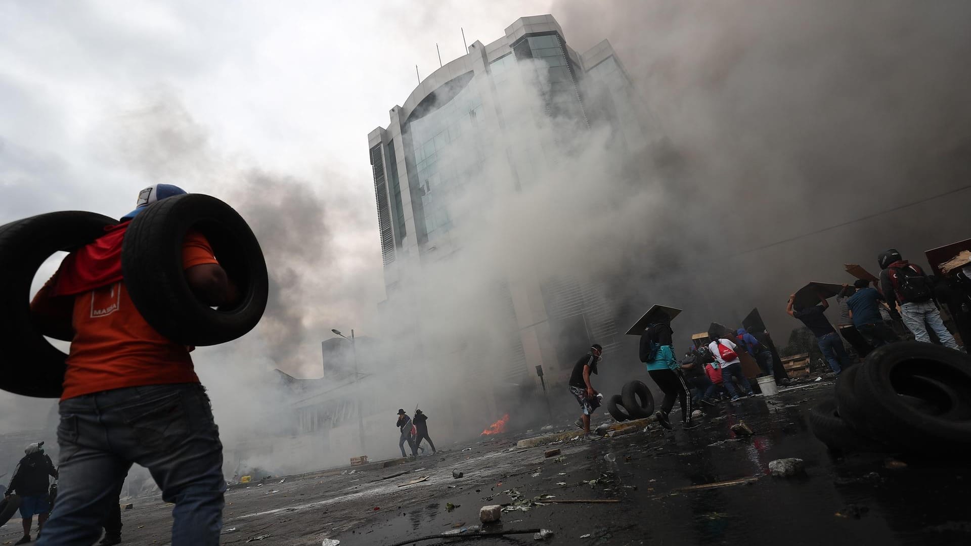 Demonstranten in Quito: Vermummte griffen das Gebäude des Rechnungshofes mit Molotowcocktails an.