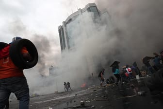 Demonstranten in Quito: Vermummte griffen das Gebäude des Rechnungshofes mit Molotowcocktails an.