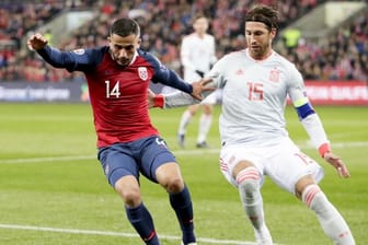 Der Norweger Omar Elabdellaoui (l) ist mit dem Spanier Sergio Ramos im Zweikampf.