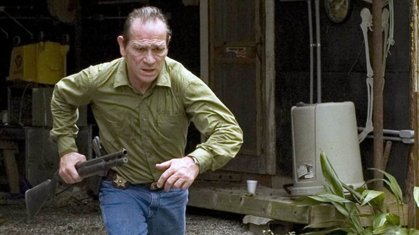 Dave Robicheaux (Tommy Lee Jones) in einer Szene des Krimis "In the Electric Mist - Mord in Louisiana".