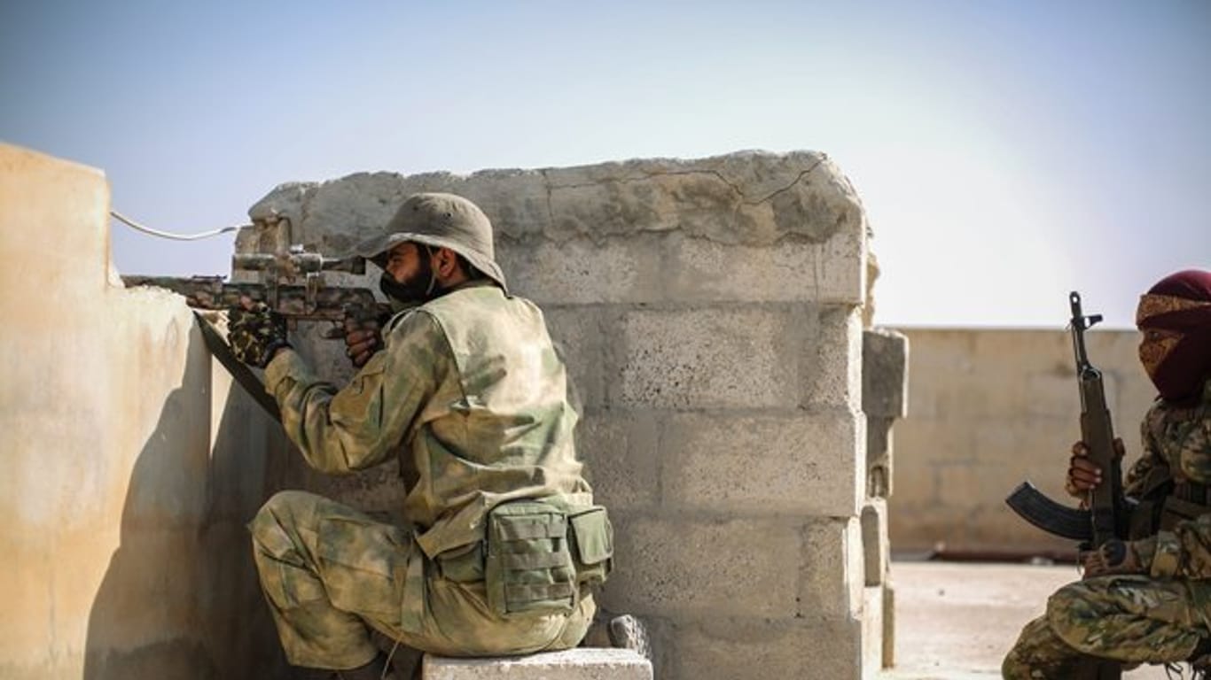 Ein Scharfschütze der mit der Türkei verbündeten Syrischen Nationalarmee zielt mit einer Waffe von einem Dach in Tall Abjad.