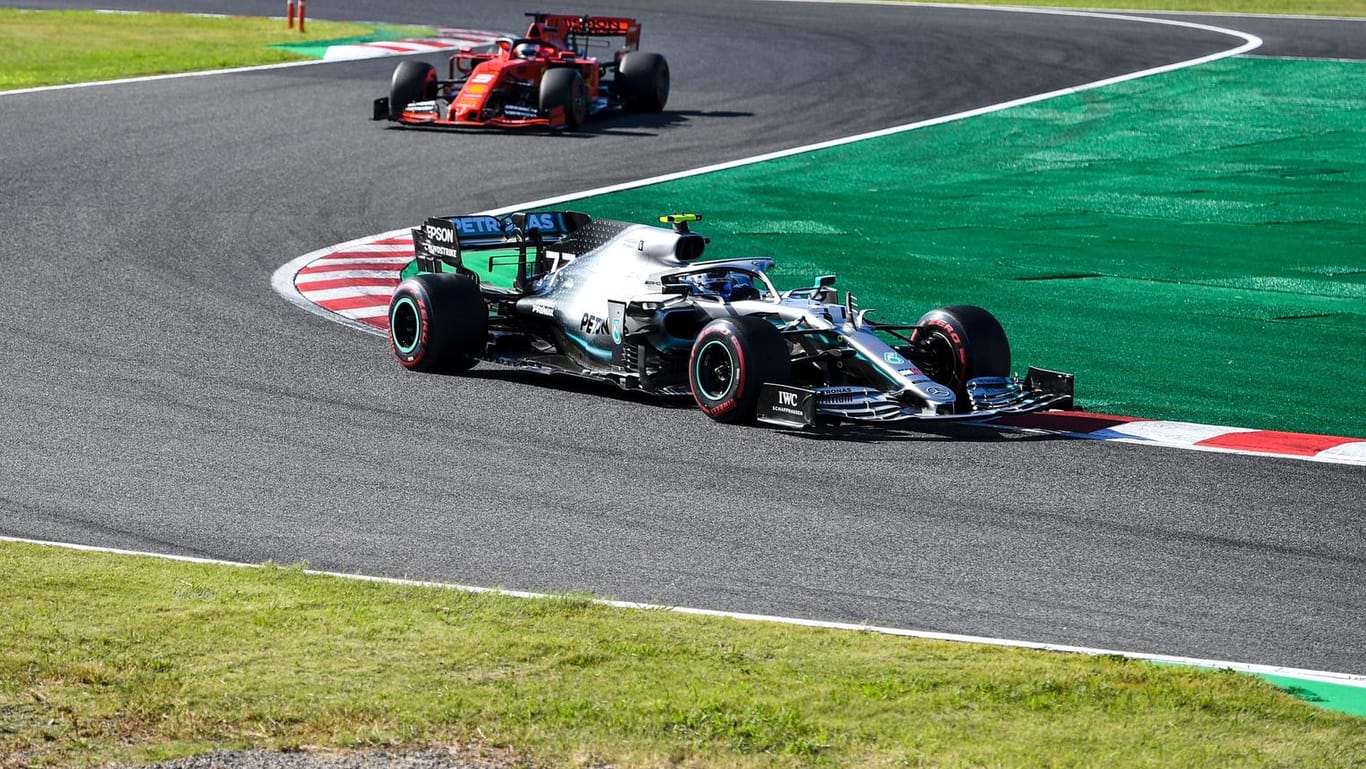 Lewis Hamilton (r.) vor Sebastian Vettel auf der Strecke in Suzuka.