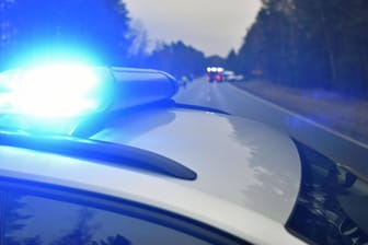 Polizeifahrzeug mit Blaulicht (Symbolbild): In Willich hat die Polizei eine junge Frau aus einem Auto befreit.
