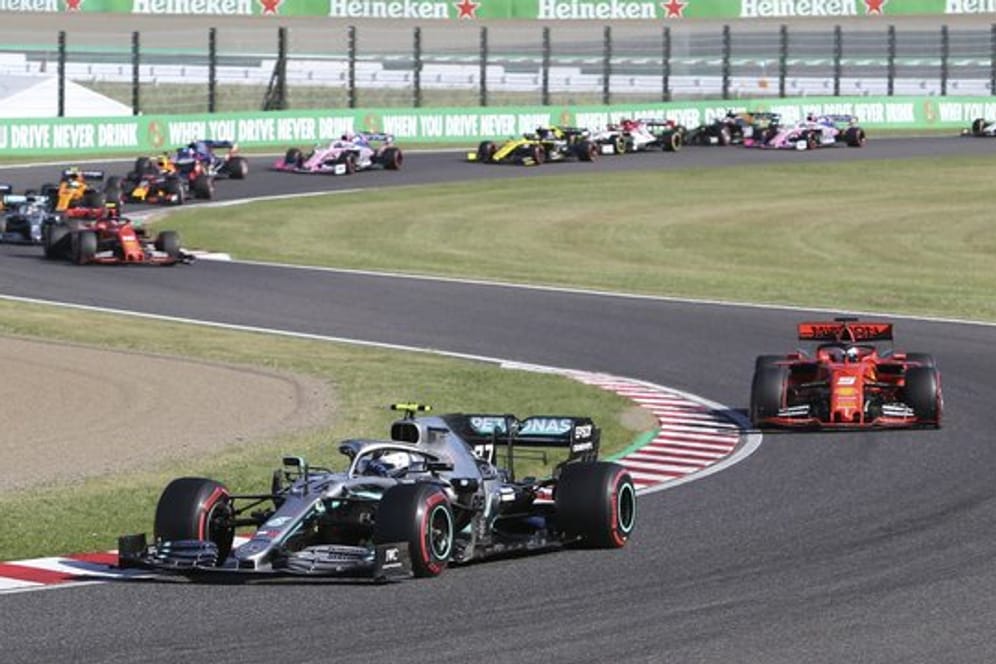 Mercedes-Pilot Valtteri Bottas (vorne) siegte in Japan vor Sebastian Vettel.