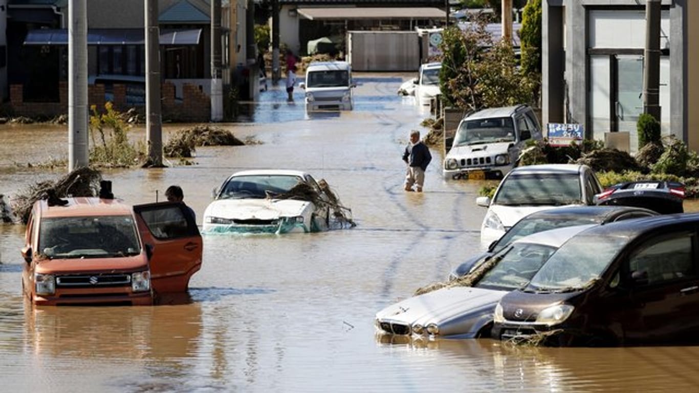 Nach dem Durchzug des Taifuns sind viele Straßen mit Schlammwasser übnerschwemmt.