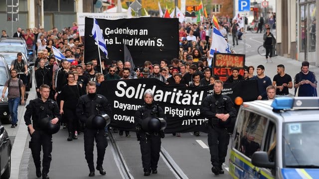 Demonstranten ziehen bei einer Solidaritätskundgebung durch Halle. Demonstranten ziehen bei einer Solidaritätskundgebung durch Halle.