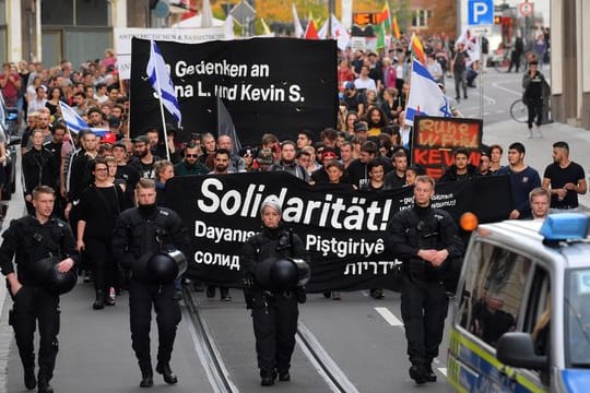 Demonstranten ziehen bei einer Solidaritätskundgebung durch Halle.