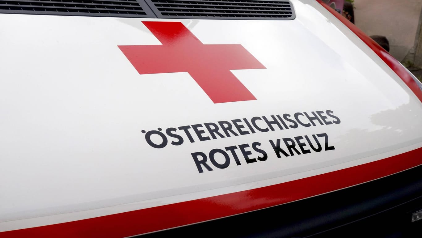 Krankenwagen des Österreichischen Roten Kreuzes: In Oberösterreich sind zwei Fallschirmspringer abgestürzt und gestorben.