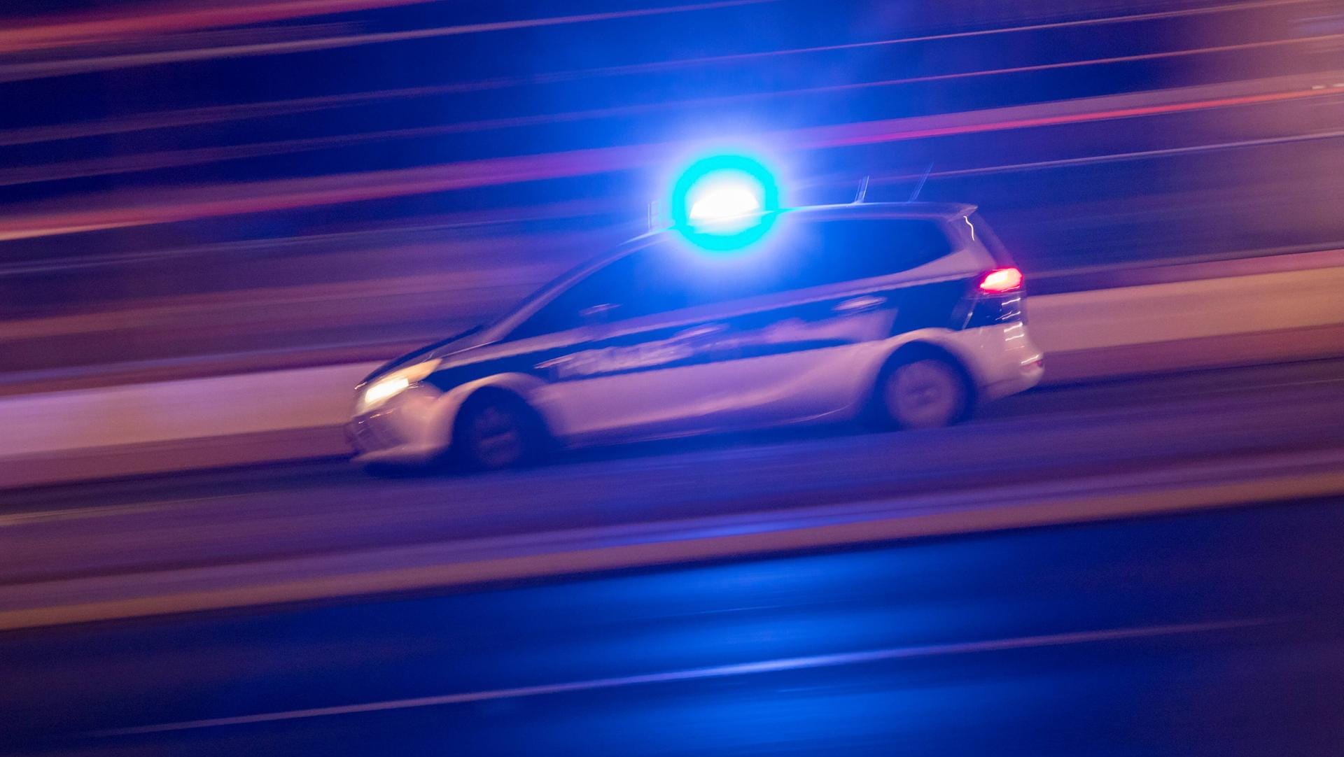 Polizeifahrzeug mit Blaulicht (Symbolbild): Auf der A81 bei Villingen-Schwenningen ist ein Autofahrer tödlich verunglückt.