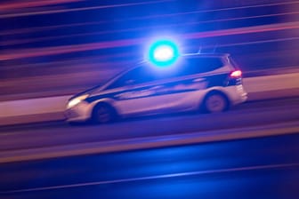 Polizeifahrzeug mit Blaulicht (Symbolbild): Auf der A81 bei Villingen-Schwenningen ist ein Autofahrer tödlich verunglückt.