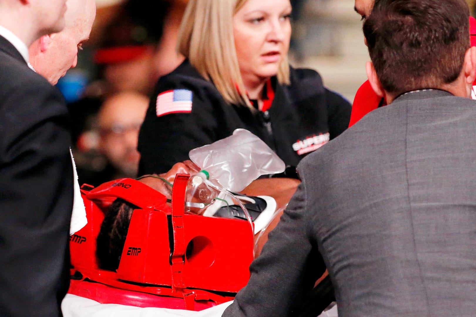 Boxer Patrick Day wird nach dem Kampf von Rettungskräften abtransportiert.