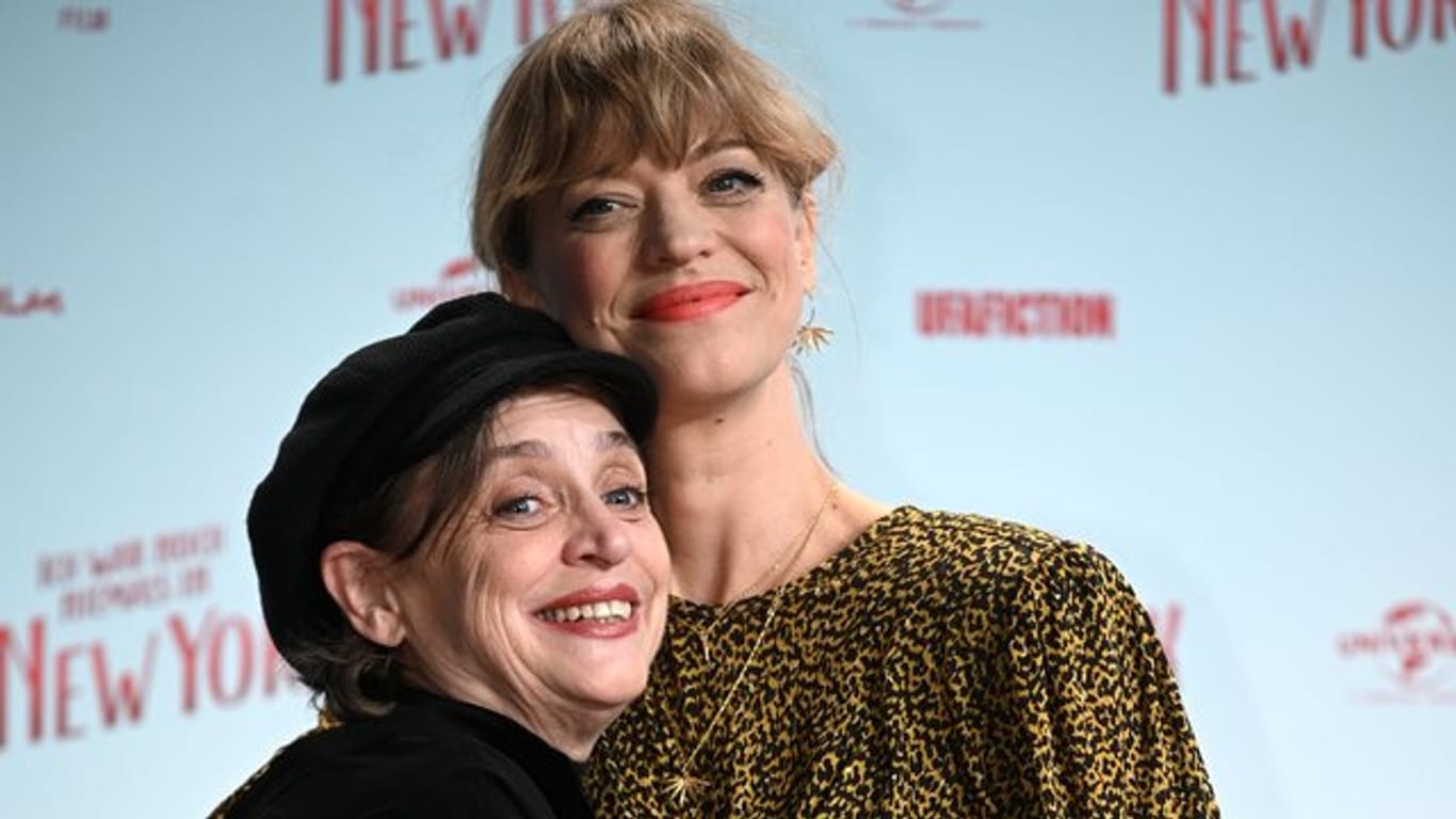 Katharina Thalbach (l) mit Heike bei der Premiere des Kinofilms "Ich war noch niemals in New York".