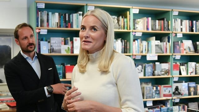 Kronprinz Haakon von Norwegen und Kronprinzessin Mette-Marit im Berliner Buchladen Pankebuch. Kronprinz Haakon von Norwegen und Kronprinzessin Mette-Marit im Berliner Buchladen Pankebuch.