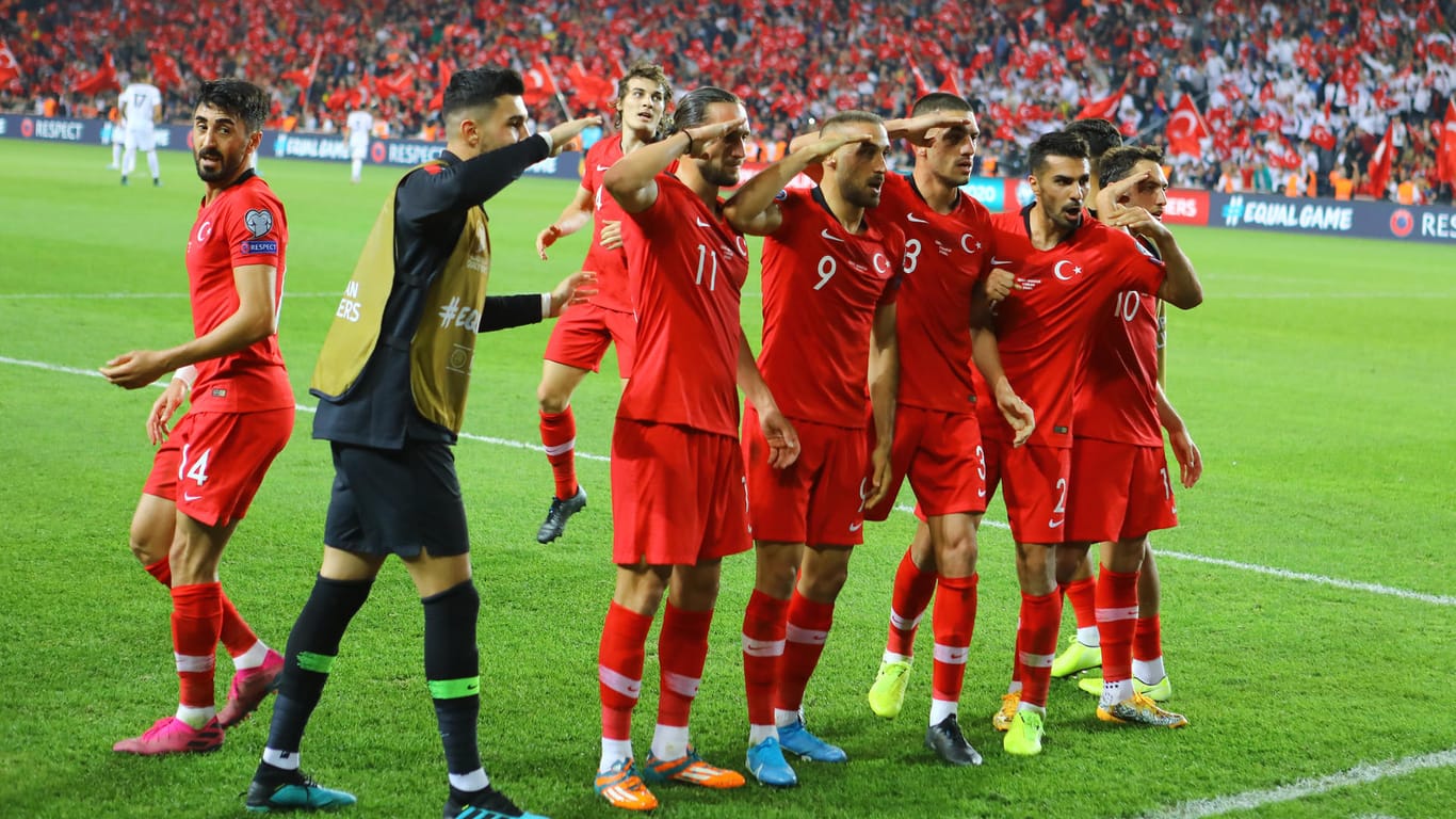 Die türkischen Spieler machten nach dem Siegtreffer gegen Albanien einen provokanten Militärgruß.