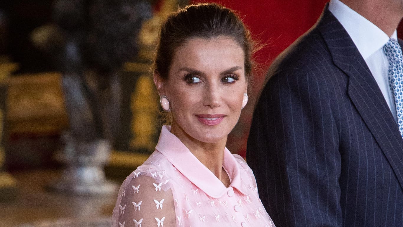 Letizia von Spanien: Die Königin wählte ein rosanes Kleid mit Schmetterlingen.