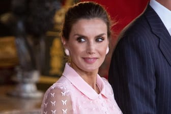 Letizia von Spanien: Die Königin wählte ein rosanes Kleid mit Schmetterlingen.
