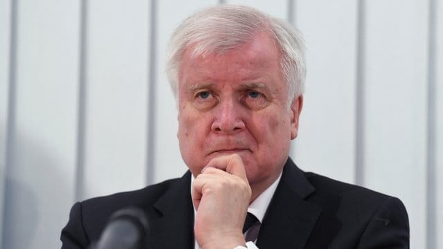 Horst Seehofer bei einer Pressekonferenz: Nach Halle will er die Gamerszene genauer beaobachten.