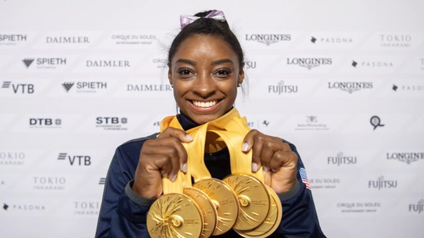 Simone Biles aus den USA posiert mit ihren fünf Goldmedaillen bei der WM.