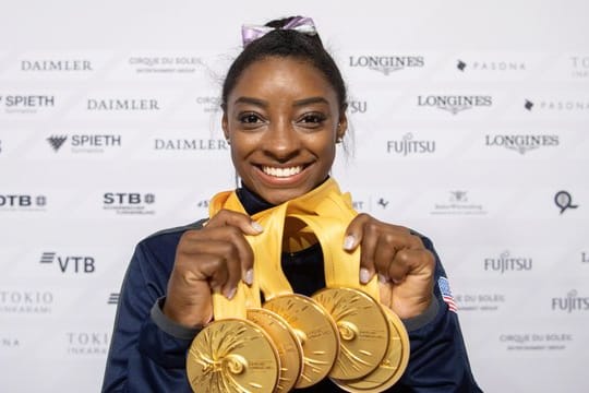 Simone Biles aus den USA posiert mit ihren fünf Goldmedaillen bei der WM. Simone Biles aus den USA posiert mit ihren fünf Goldmedaillen bei der WM.