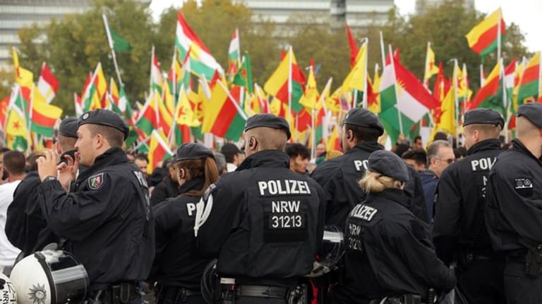 Polizisten beobachten in Köln eine Demonstration gegen die türkische Offensive.