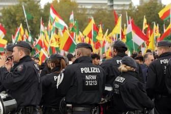 Polizisten beobachten in Köln eine Demonstration gegen die türkische Offensive.