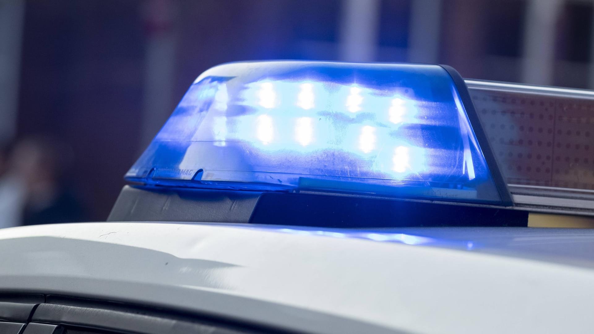 Blaulicht auf einem Polizeifahrzeug: In Amberg in Bayern ist ein Streit zwischen Soldaten eskaliert. Blaulicht auf einem Polizeifahrzeug: In Amberg in Bayern ist ein Streit zwischen Soldaten eskaliert.