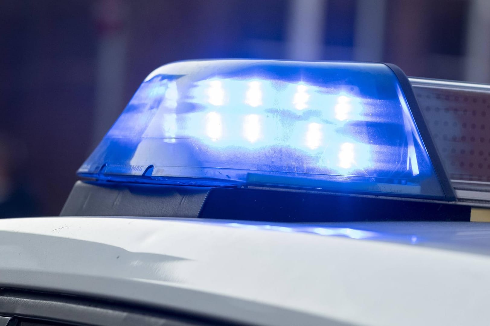 Blaulicht auf einem Polizeifahrzeug: In Amberg in Bayern ist ein Streit zwischen Soldaten eskaliert.