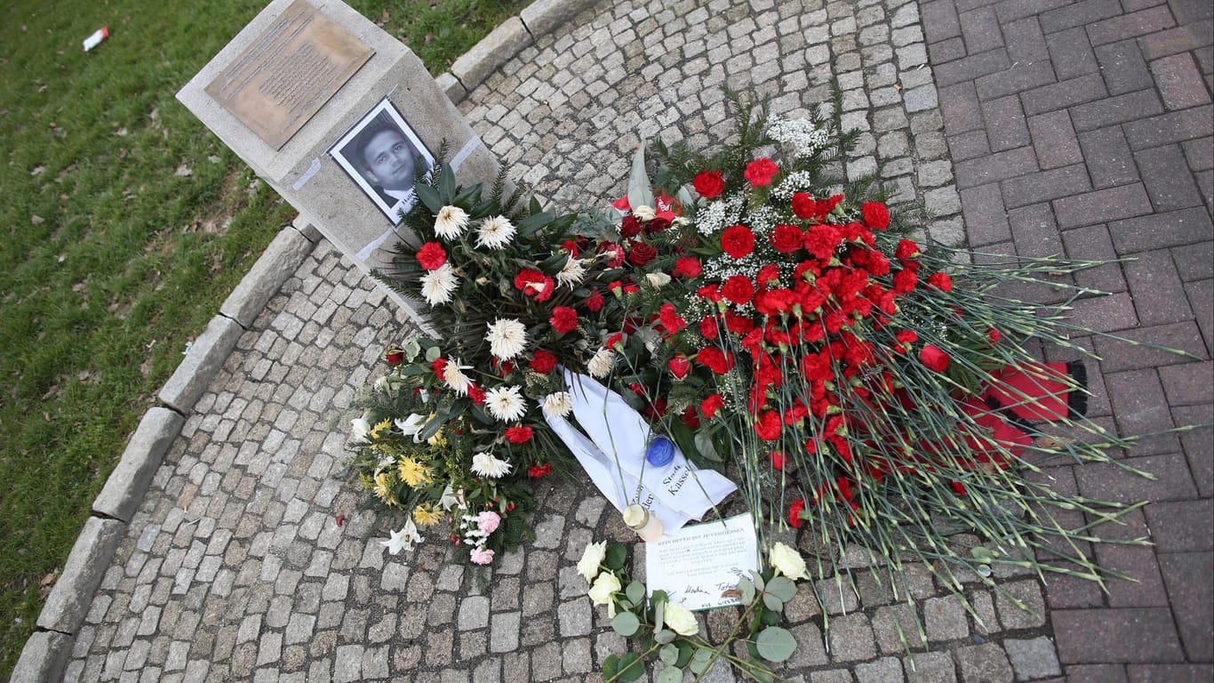 Mahnmal am Halitplatz in Kassel: Der Gedenkstein für Halit Yozgat wurde wie andere Mahnmale für NSU-Opfer beschädigt.