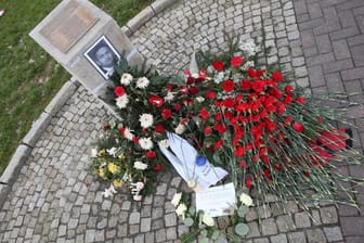 Mahnmal am Halitplatz in Kassel: Der Gedenkstein für Halit Yozgat wurde wie andere Mahnmale für NSU-Opfer beschädigt.