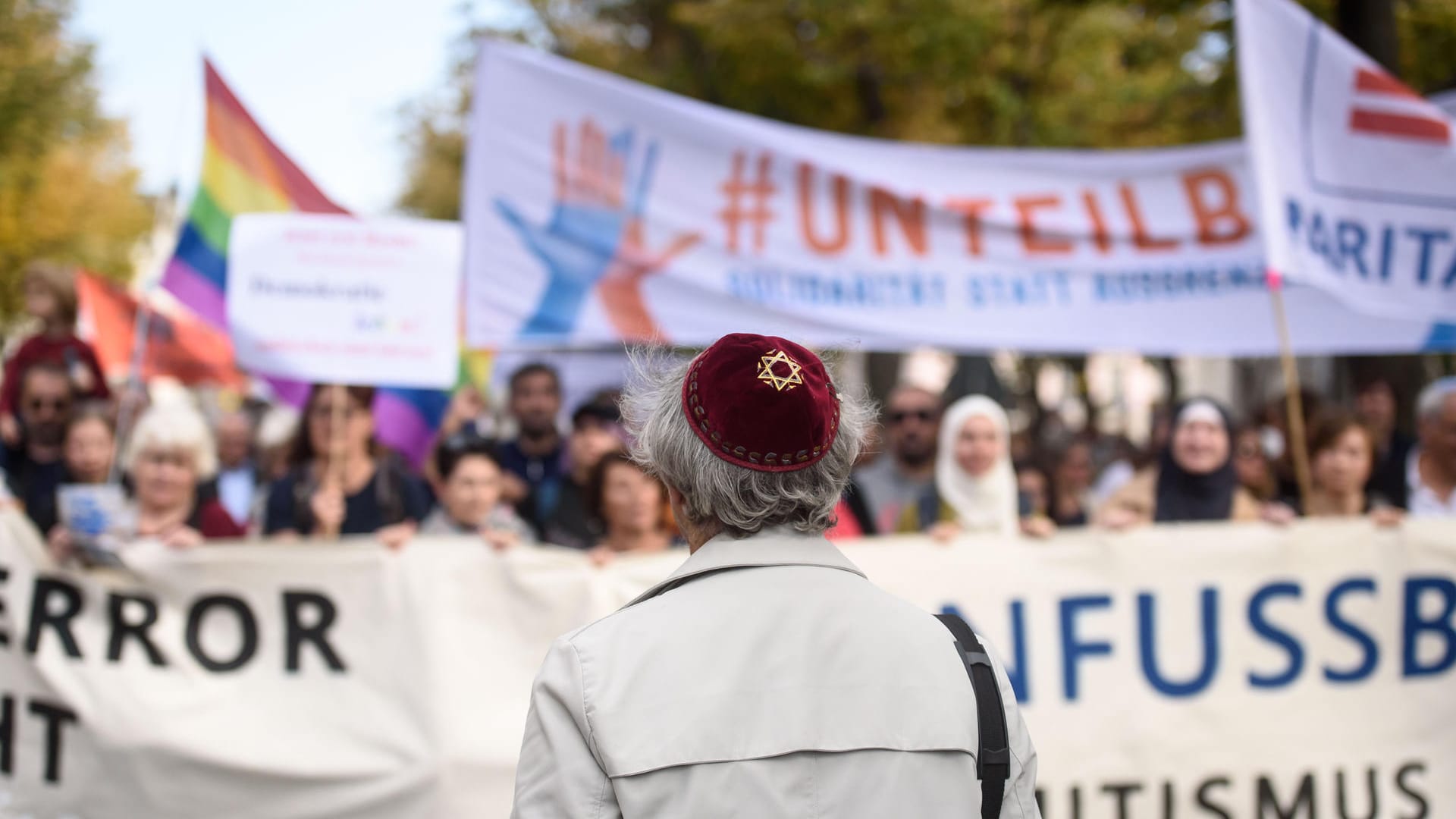 Demo gegen Antisemitismus in Berlin: Tausende Menschen gehen nach dem Terroranschlag auf die Straße.