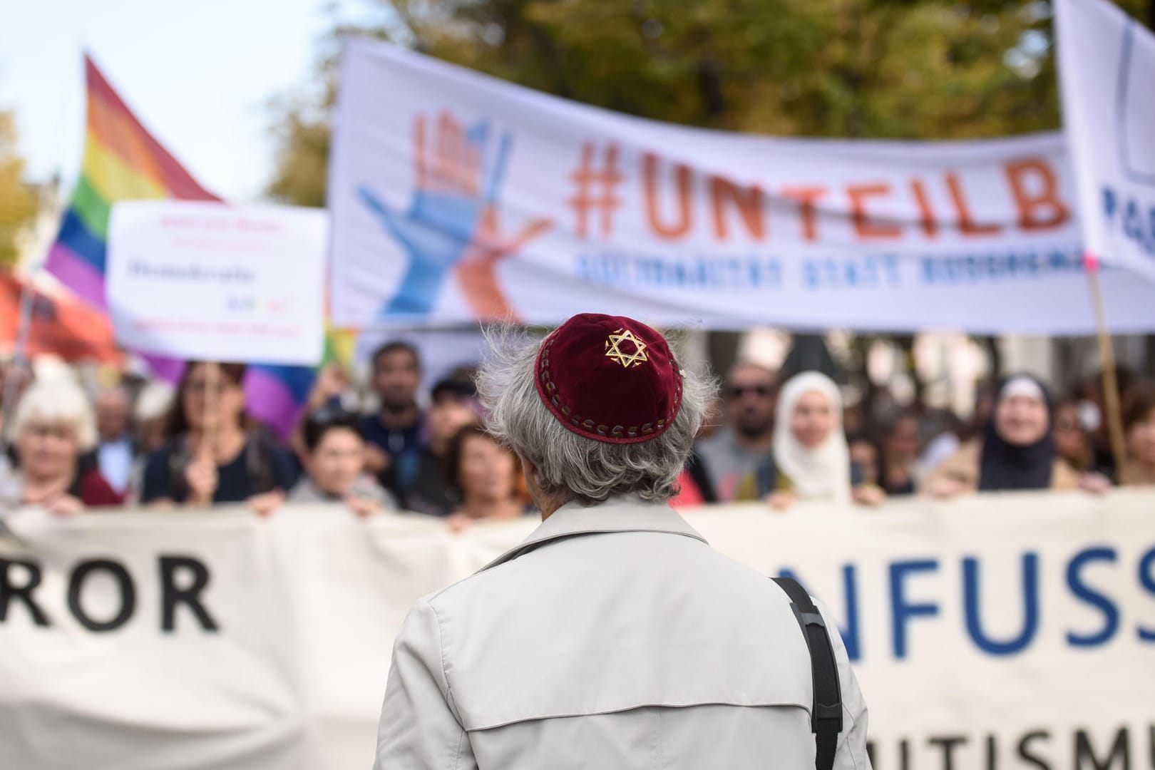 Demo gegen Antisemitismus in Berlin: Tausende Menschen gehen nach dem Terroranschlag auf die Straße.