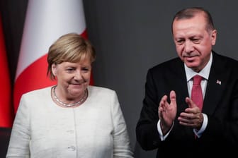 Merkel und Erdogan: Am Telefon forderte die Kanzlerin ihren türkischen Kollegen auf, die militärischen Aktionen in Syrien sofort einzustellen.