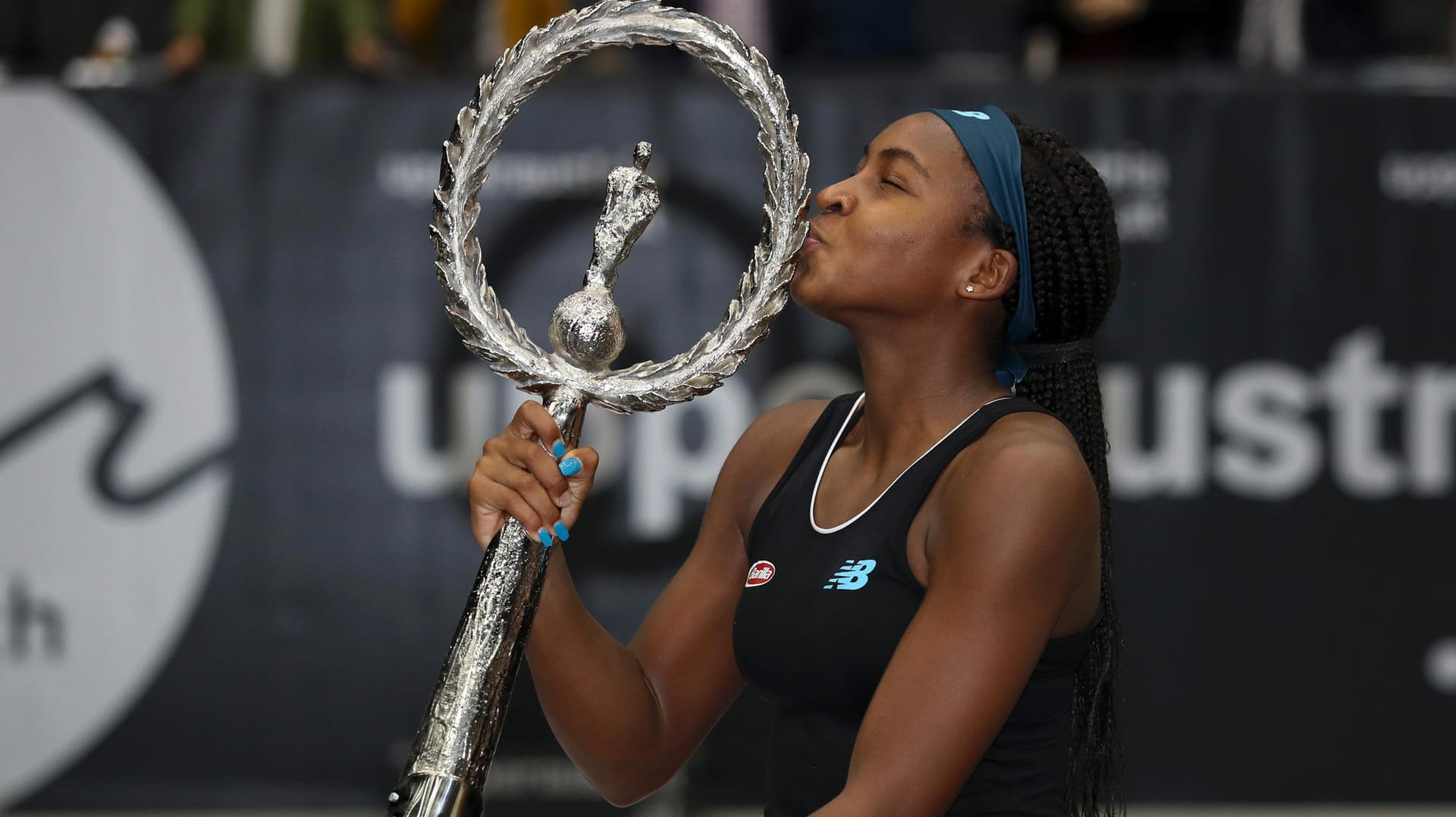 Ein Küsschen für den Pokal: Cori Gauff war nach ihrem ersten WTA-Turniersieg in Linz sichtlich glücklich.