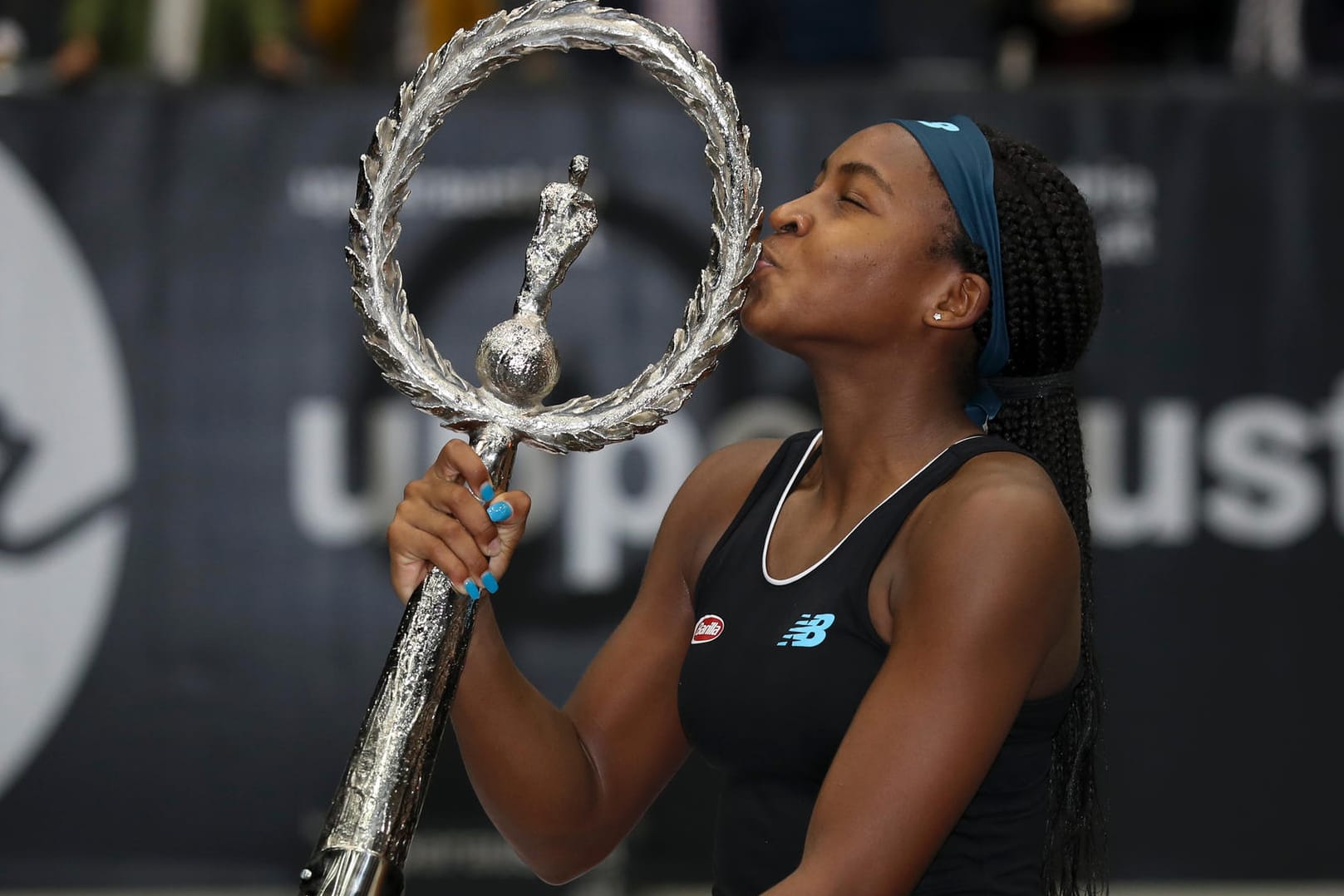 Ein Küsschen für den Pokal: Cori Gauff war nach ihrem ersten WTA-Turniersieg in Linz sichtlich glücklich.