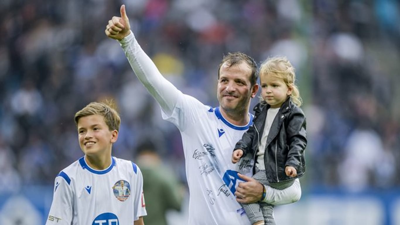 Rafael van der Vaart bedankt sich nach seinem Abschiedsspiel mit seinen Kindern Damian (l) und Jeslyn beim Hamburger Publikum.