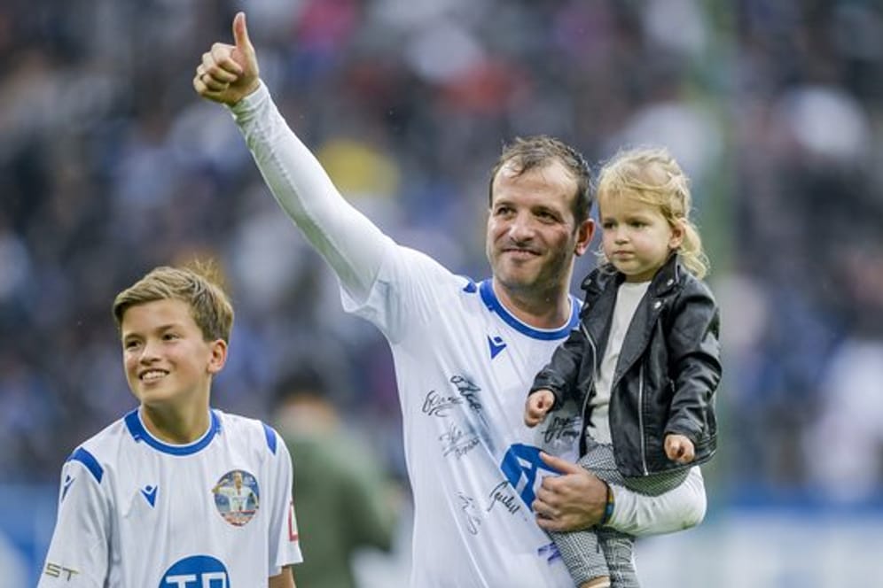 Rafael van der Vaart bedankt sich nach seinem Abschiedsspiel mit seinen Kindern Damian (l) und Jeslyn beim Hamburger Publikum.