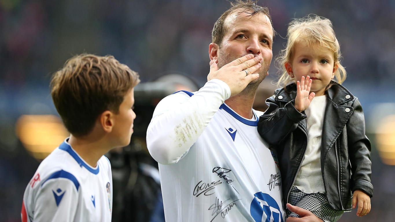 Rafael van der Vaart mit seinem Sohn und seiner Tochter: Die HSV-Legende wurde am Sonntag verabschiedet.