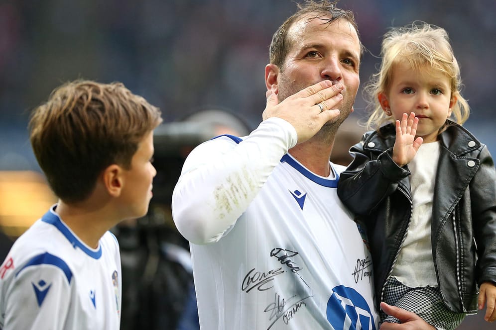 Rafael van der Vaart mit seinem Sohn und seiner Tochter: Die HSV-Legende wurde am Sonntag verabschiedet.