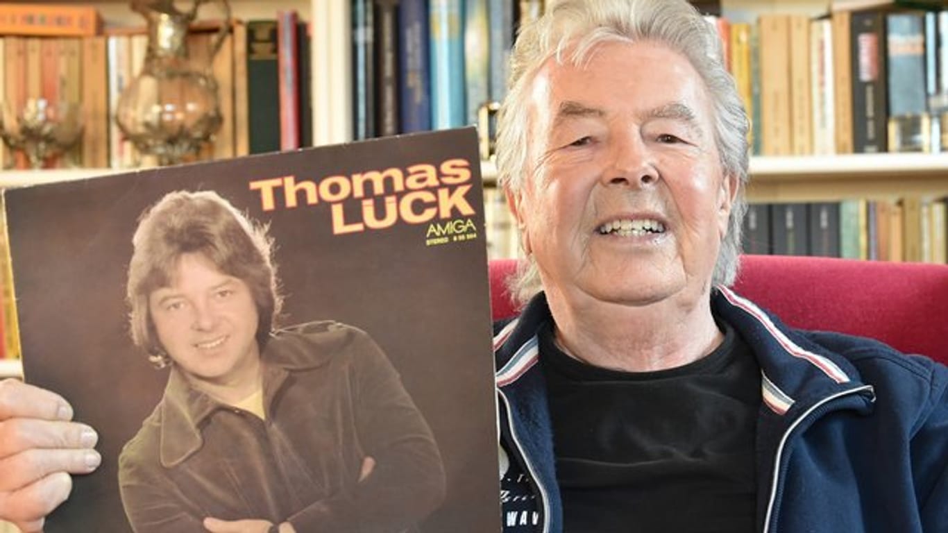 Sänger Thomas Lück zeigt seine erste bei Amiga 1978 erschienene Solo LP.