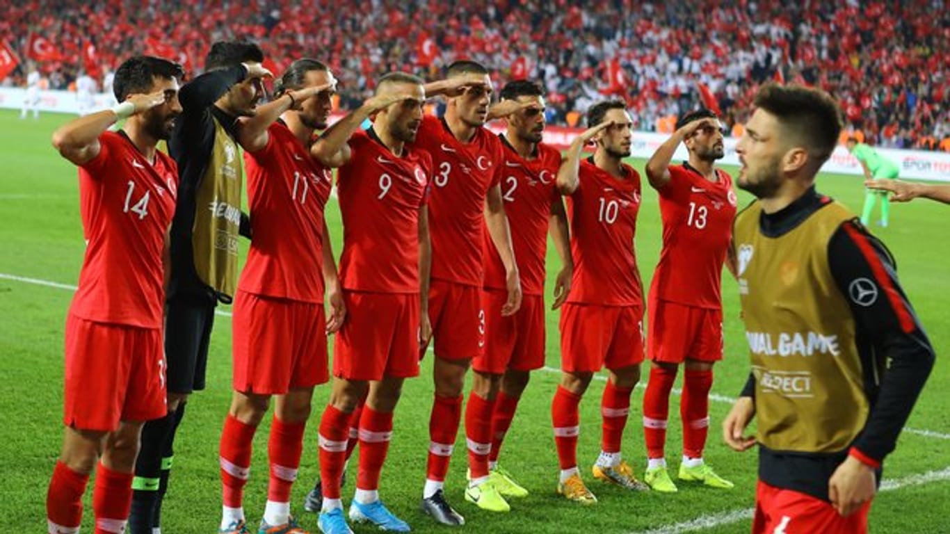 Nach dem Sieg in der EM-Qualifikation über Albanien salutieren einige türkische Spieler vor den Fans.