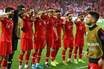 Nach dem Sieg in der EM-Qualifikation über Albanien salutieren einige türkische Spieler vor den Fans.