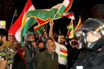 Kurden protestieren in Berlin gegen die türkische Offensive: Der Syrien-Konflikt sorgt auch in Deutschland für Spannungen.