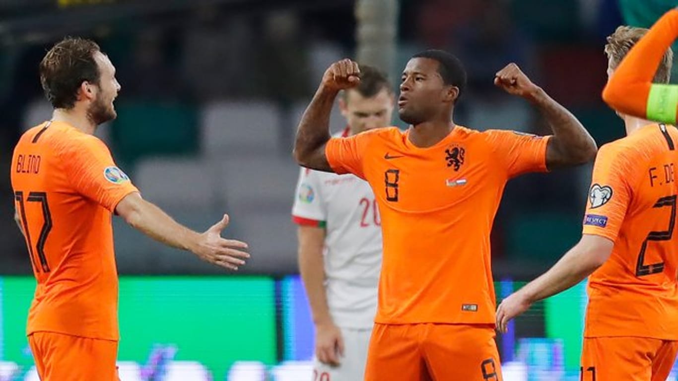 Der Niederländer Giliano Wijnaldum (M) feiert ein Tor gegen Weißrussland.