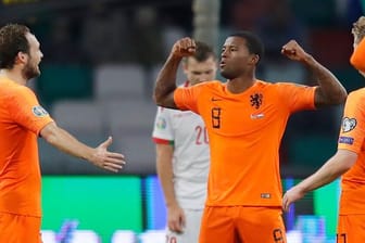 Der Niederländer Giliano Wijnaldum (M) feiert ein Tor gegen Weißrussland.