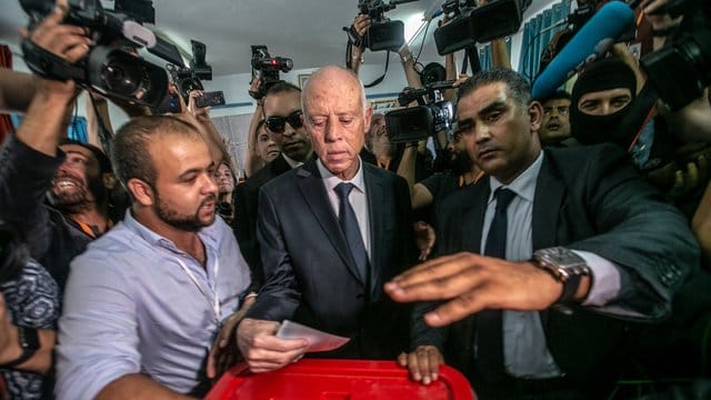 Kais Saied (M), ein ehemaliger Juraprofessor, gibt in einem Wahllokal seine Stimme ab. Kais Saied (M), ein ehemaliger Juraprofessor, gibt in einem Wahllokal seine Stimme ab.