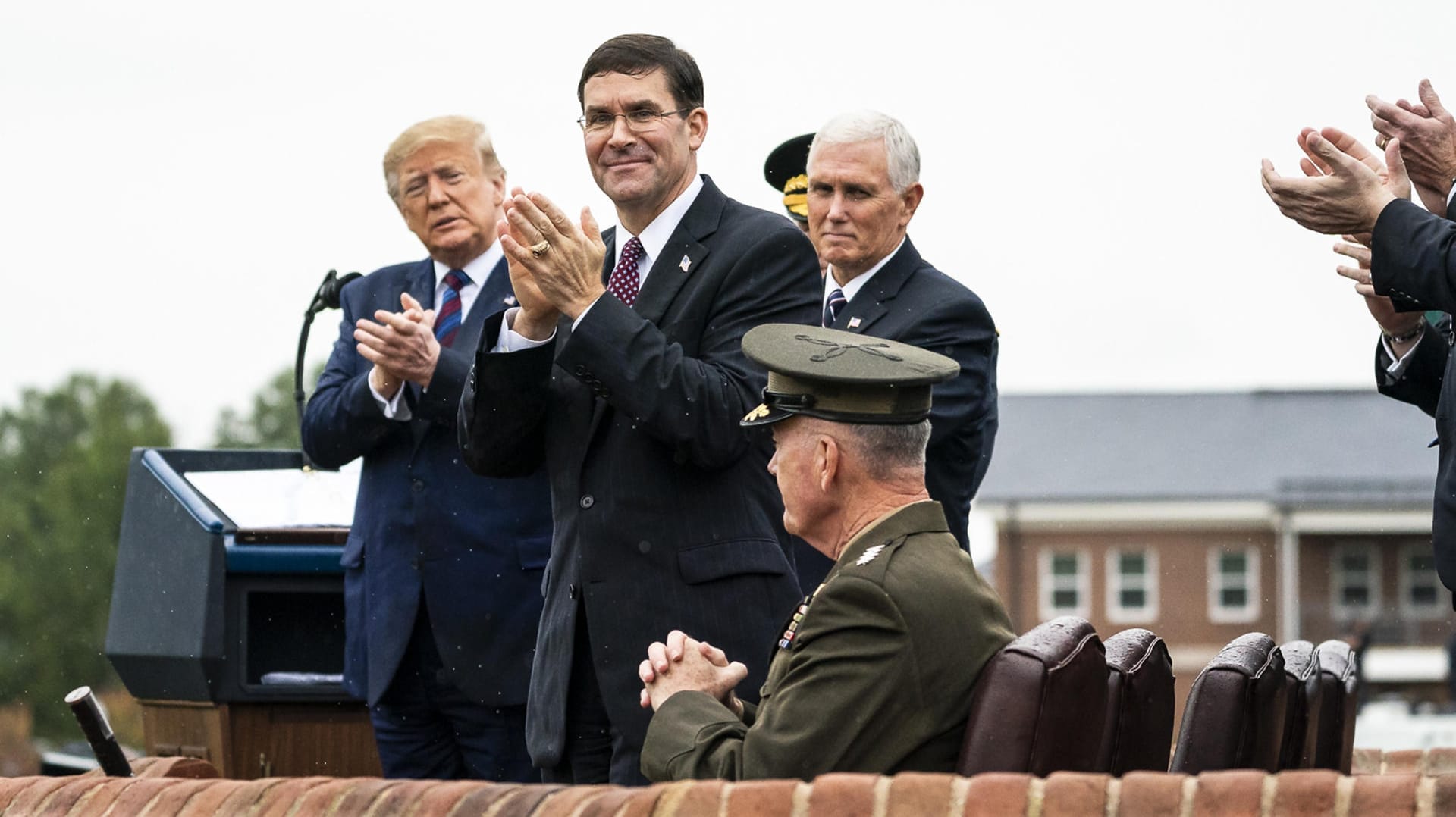 Verteidigungsminister Mark Esper (Mitte): Er will den Kongress bei einem möglichen Impeachment unterstützen. Verteidigungsminister Mark Esper (Mitte): Er will den Kongress bei einem möglichen Impeachment unterstützen.