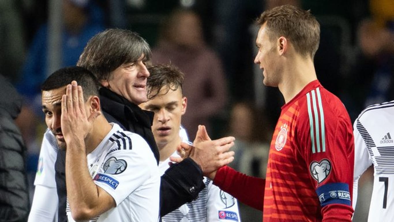 Bundestrainer Joachim Löw (l) plant aktuell für die EM 2020 mit Manuel Neuer (r) als Nummer 1.