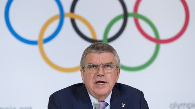 Thomas Bach will die Entscheidung über einen Start russischer Athleten in Tokio 2020 der WADA und dem CAS überlassen. Thomas Bach will die Entscheidung über einen Start russischer Athleten in Tokio 2020 der WADA und dem CAS überlassen.