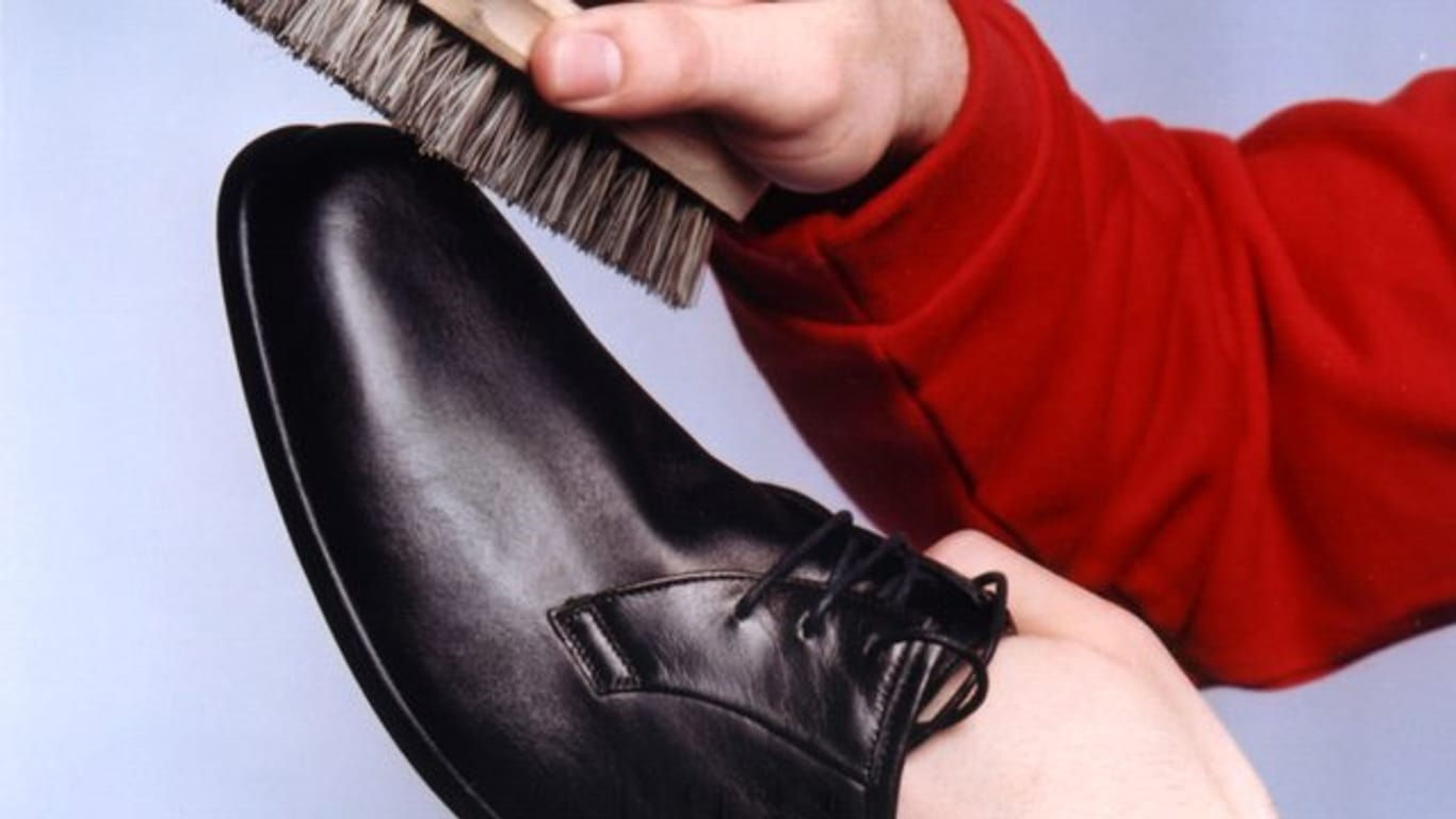 Bevor Creme oder Imprägnierung aufgetragen werden, sollten Schuhe aus Glattleder mit einer Bürste oder einem Tuch von Staub und grobem Schmutz befreit werden.