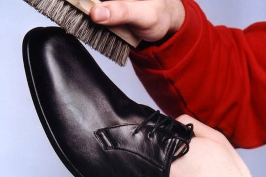 Bevor Creme oder Imprägnierung aufgetragen werden, sollten Schuhe aus Glattleder mit einer Bürste oder einem Tuch von Staub und grobem Schmutz befreit werden.